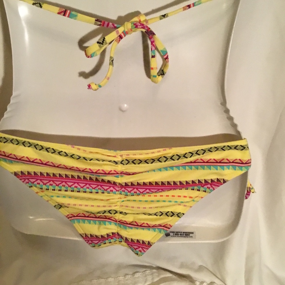 Bikini - Picture 3 of 7
